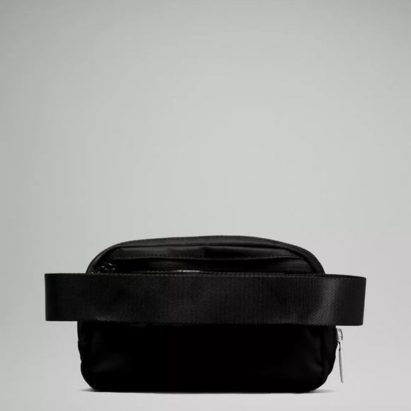 NWT Lululemon Everywhere Belt Bag Black - Picture 3 of 12